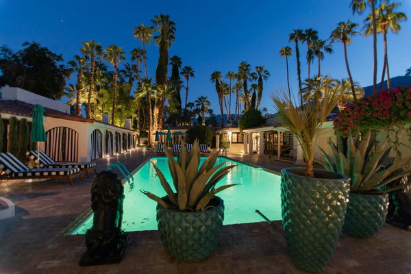 Swimming pool [outdoor]