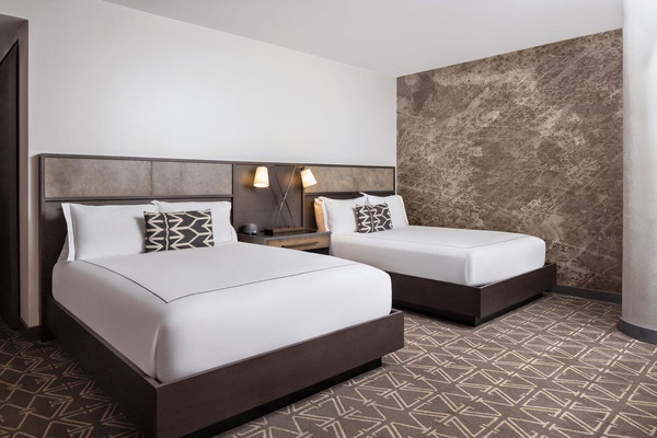 2 Queen Premium Sep Bath Walk In Shower - Guestroom