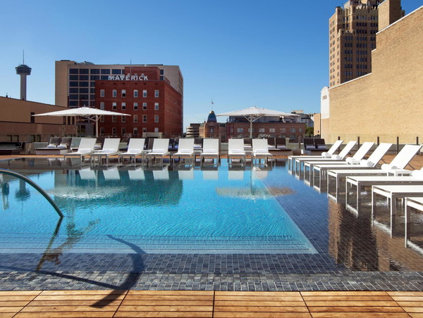 Swimming pool [outdoor]