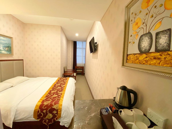Economy Queen - Bed