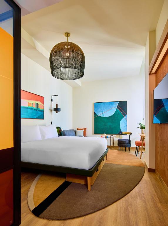 Queen Room with Accessible Bathtub