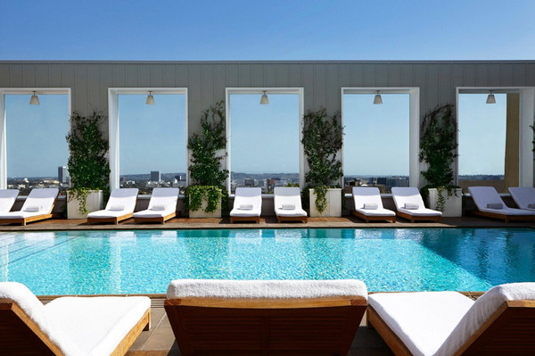 Swimming pool [outdoor]